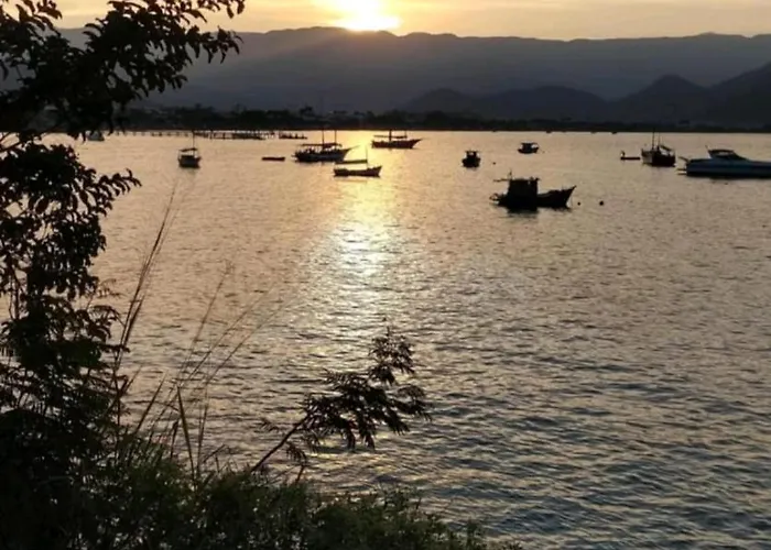 Apto Centro Ubatuba com Varanda Gourmet, Suíte e Piscina